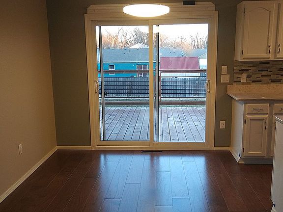 Main level dining area