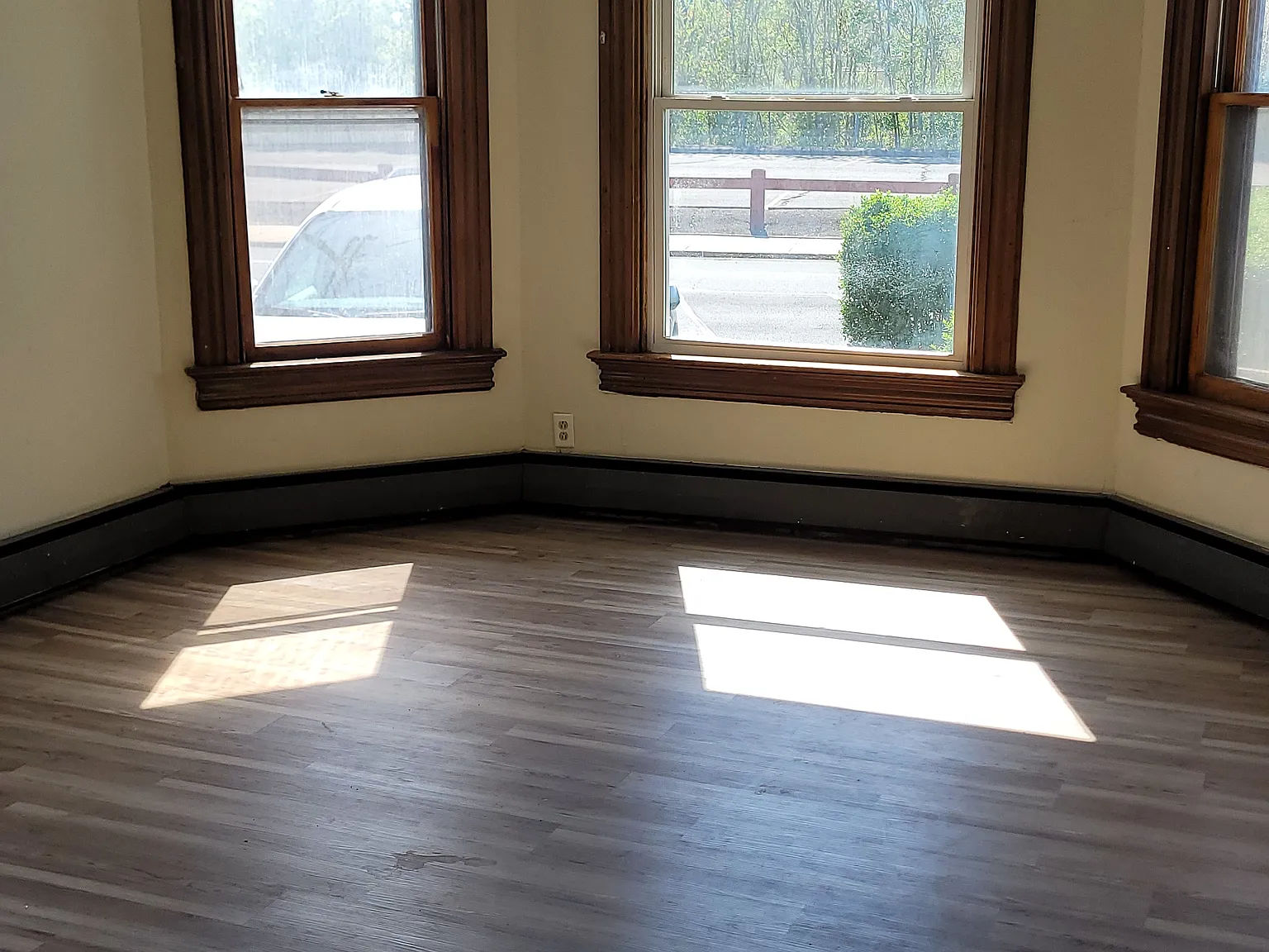 743 Stanley Street — Photo 2
