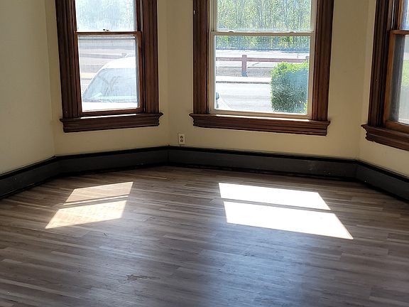 4th image of 743 Stanley St Floor 1