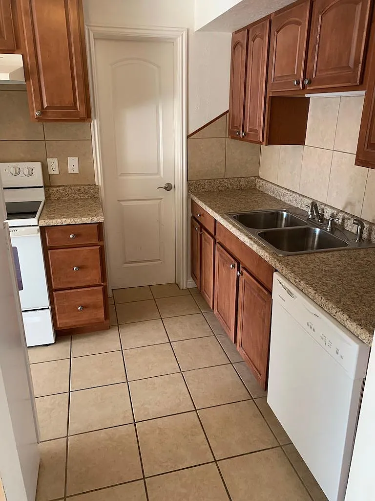 1 bed, 900 sqft, $1,300 — Photo 3