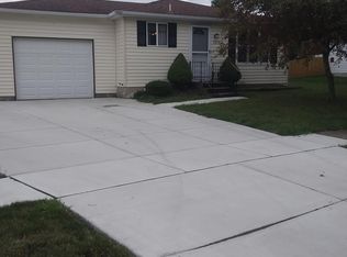 3898 Sharondale Dr, Hamburg, NY 14075