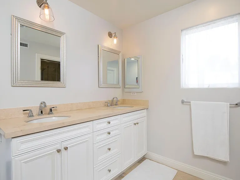 553 Stratford Ct — Photo 12