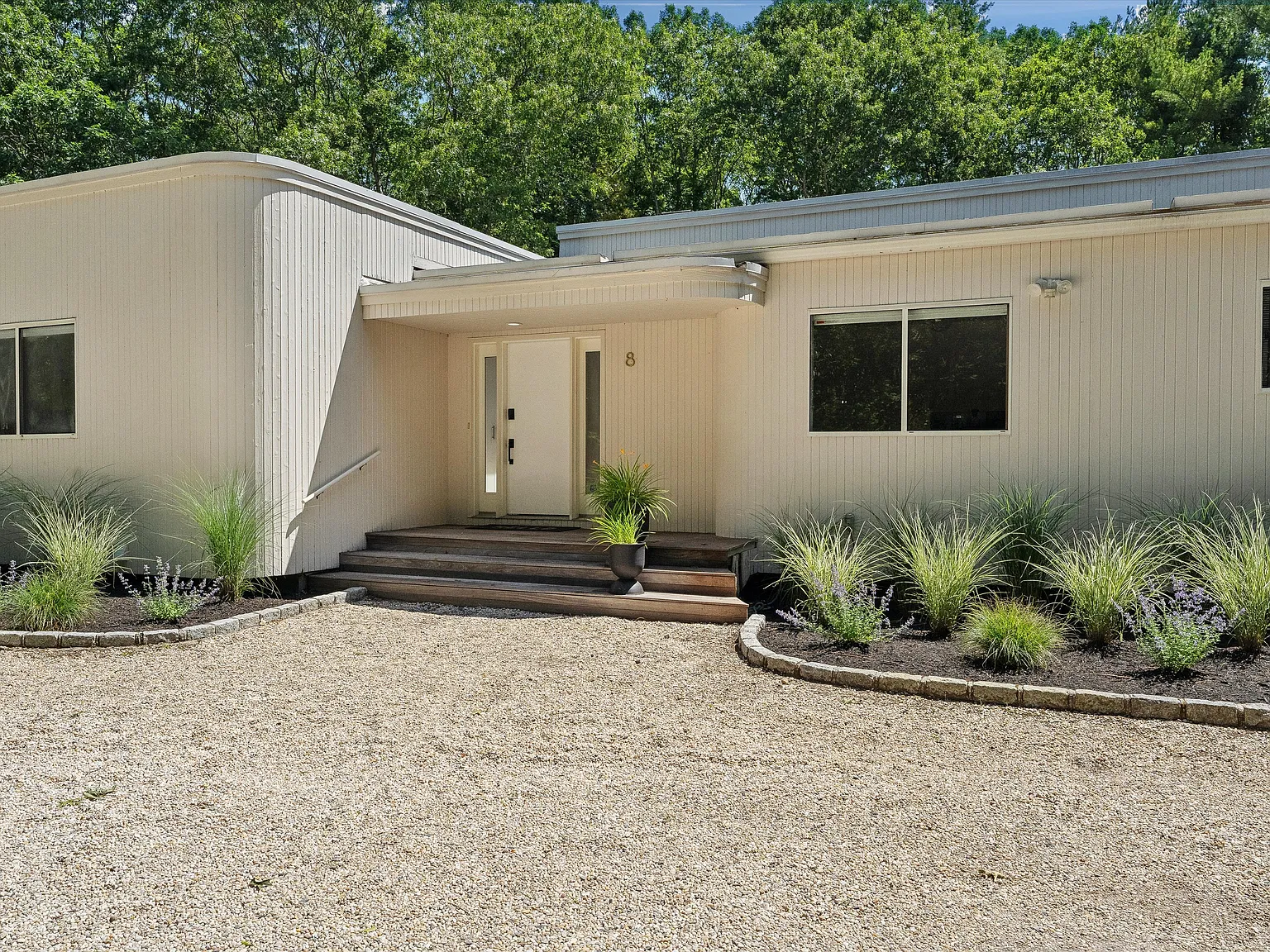 Renovated Quogue Contemporary — Photo 2