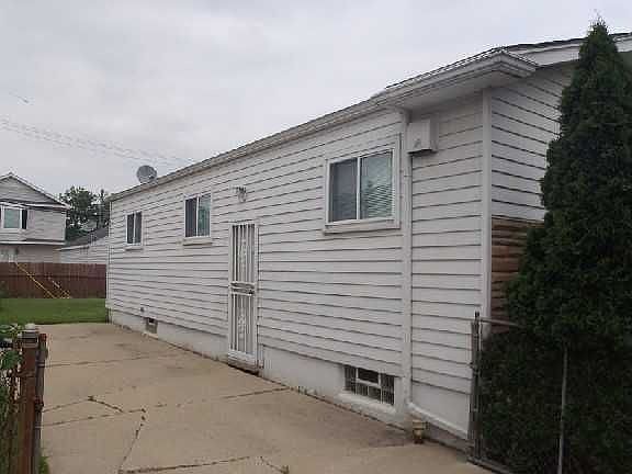 3rd image of 422 Farnham Ave