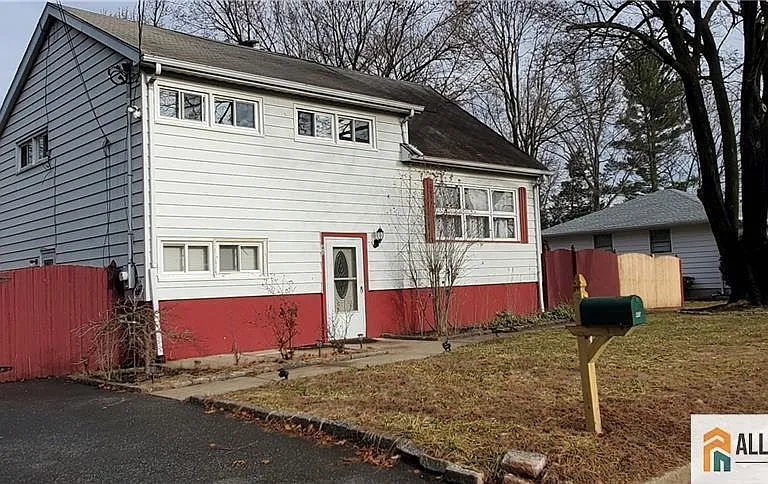 40 Beverly Ave — Photo 2