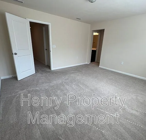 839 McKenzie Park Ter — Photo 9