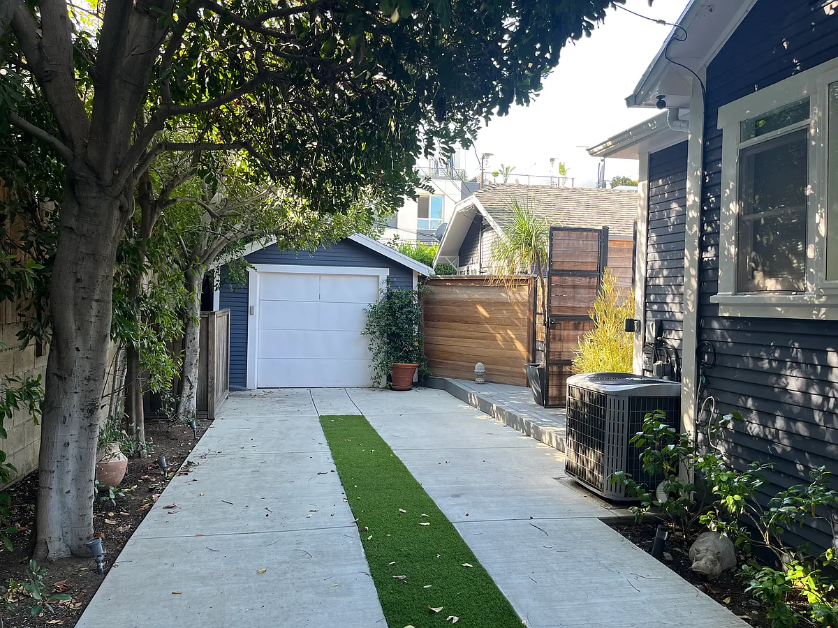 Building Photo - 7022 De Longpre Ave #7022