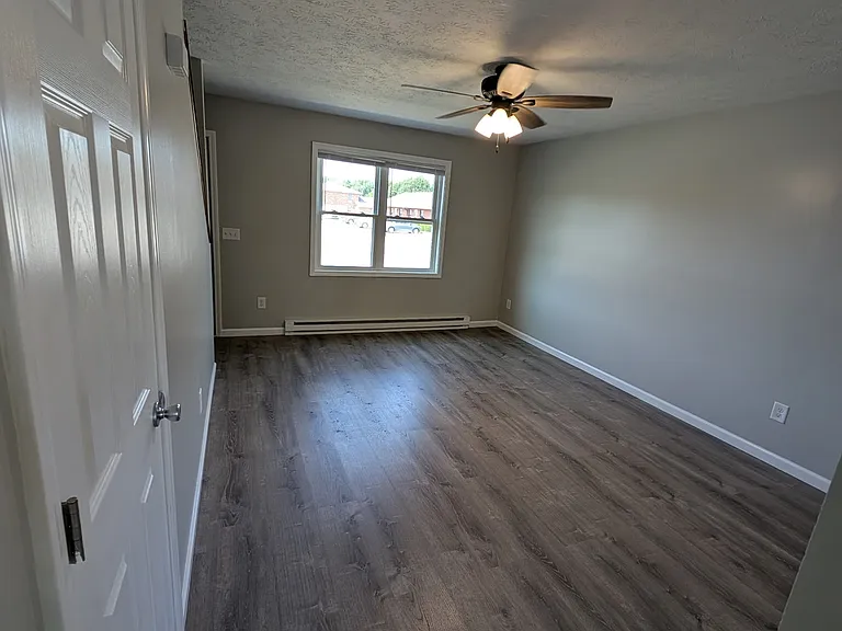 1550 Hawk Cir #D — Photo 4