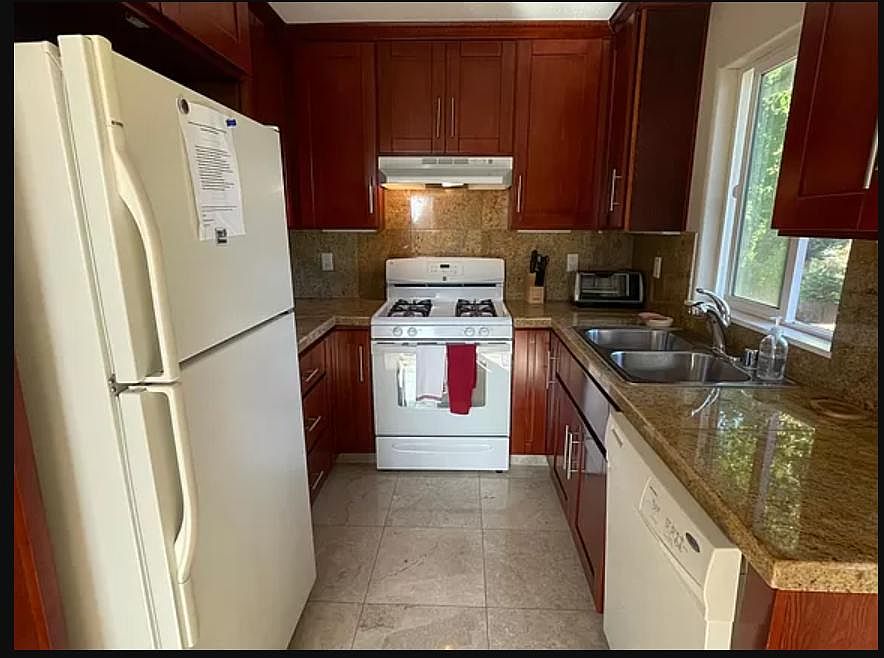 Beautful fully appointed kitchen overlooking the beautiful back yard