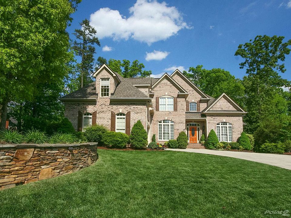 Beautiful stone wall to welcome you home