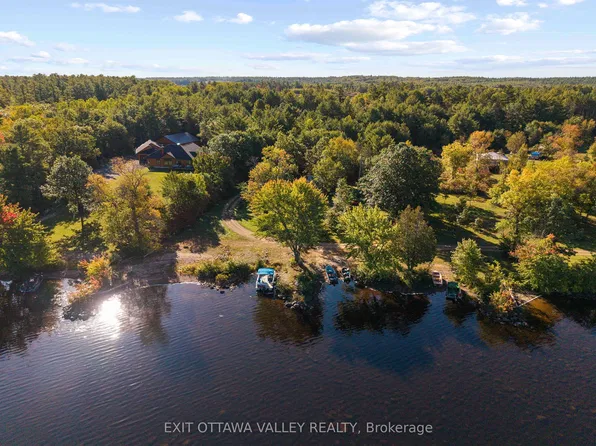 1060C Rantz Rd, Petawawa, ON K8H 2W8
