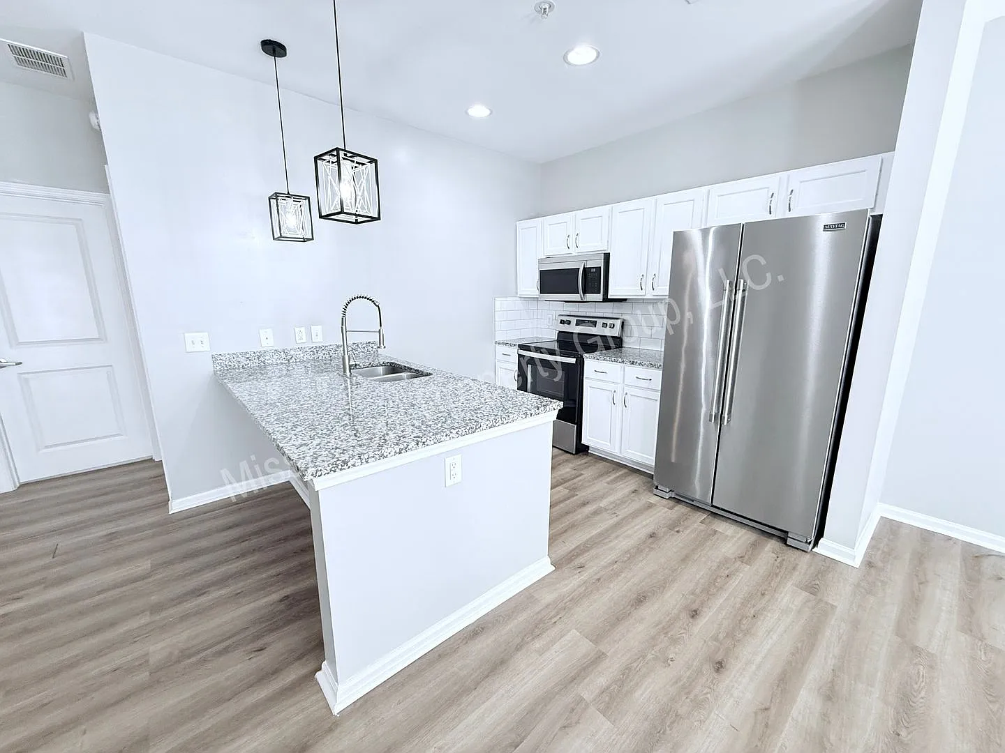 3BD/3BA Available for early August Move In — Photo 4