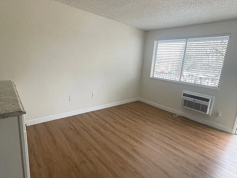 555 N Stewart St — Photo 3