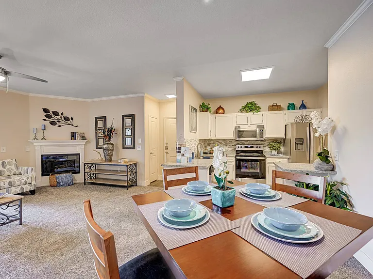 San Tropez Apartments — Photo 9