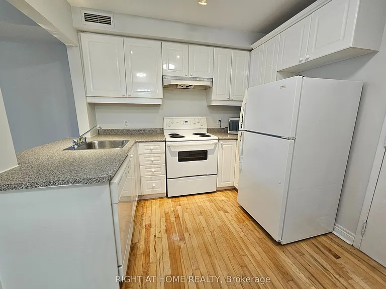 524 Yonge St #201 — Photo 2