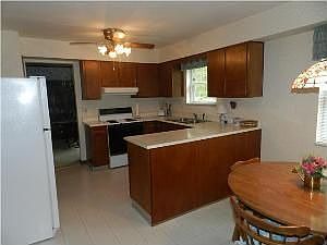 5th image of 875 Middlebury Dr