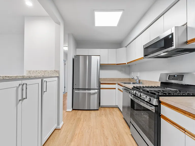 208 Victor Pkwy #A — Photo 4