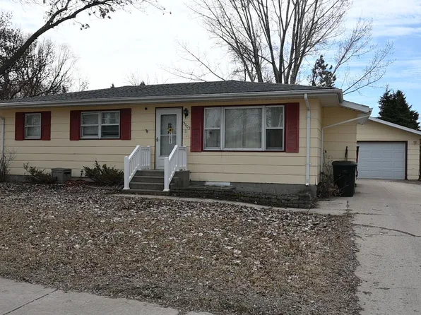 5003 6th Ave N, Grand Forks, ND 58203