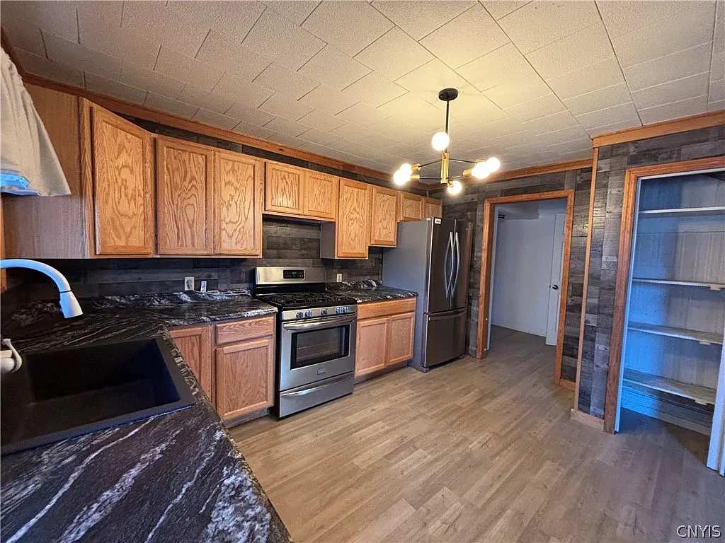 3 bed, 1.0 bath, 2390 sqft, $1,400 — Photo 3