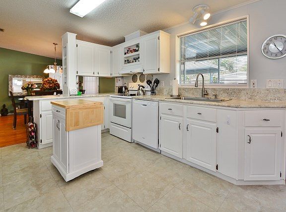 4th image of 4103 Bald Cypress Dr