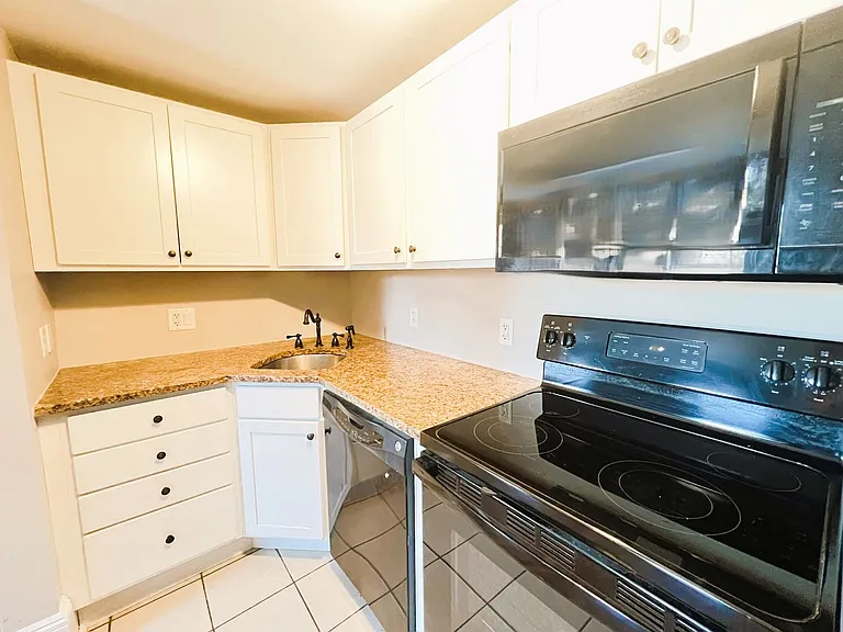 33 Maplewood Ave #204 — Photo 2