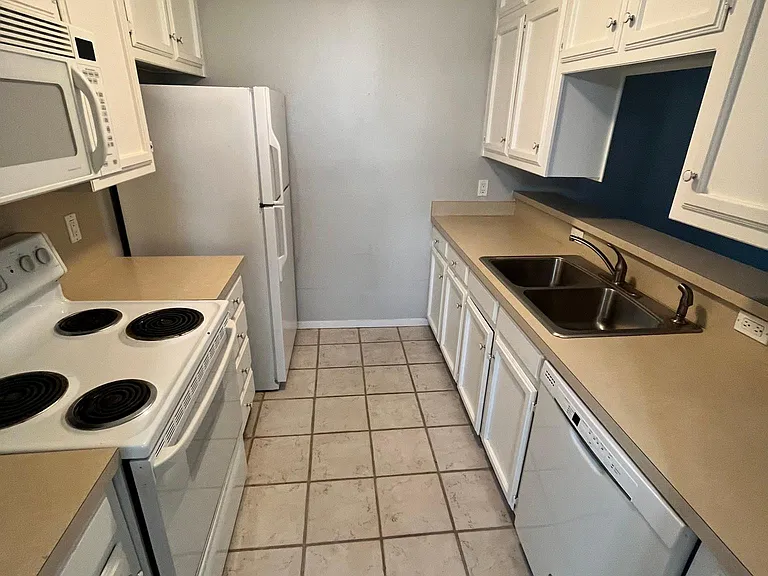 902 N Austin St #902 — Photo 7