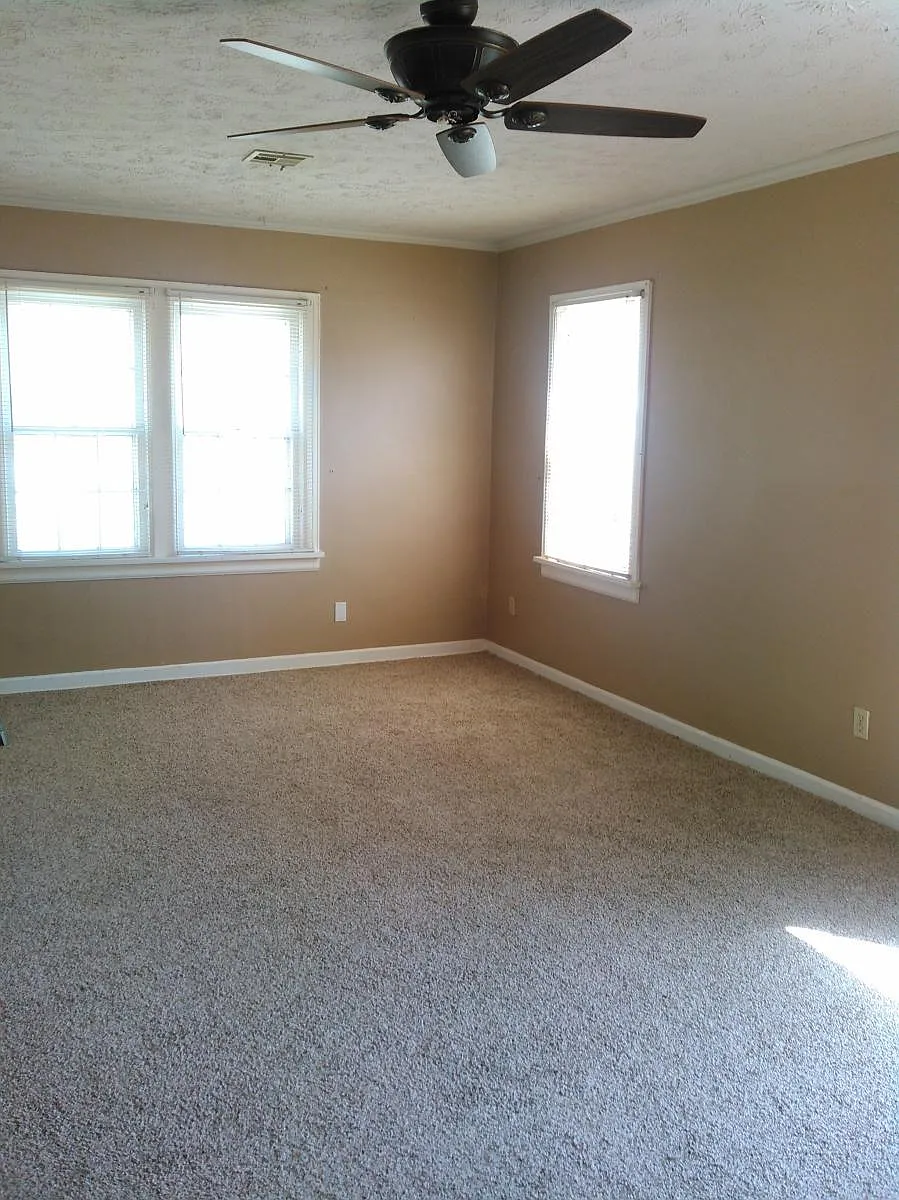 Building Photo - 304 N Indianola St