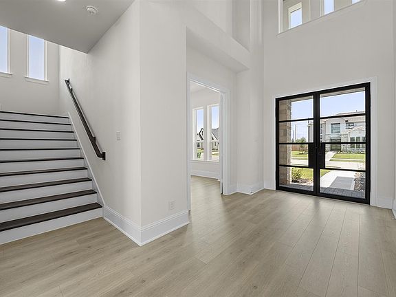 Lynmar II B foyer