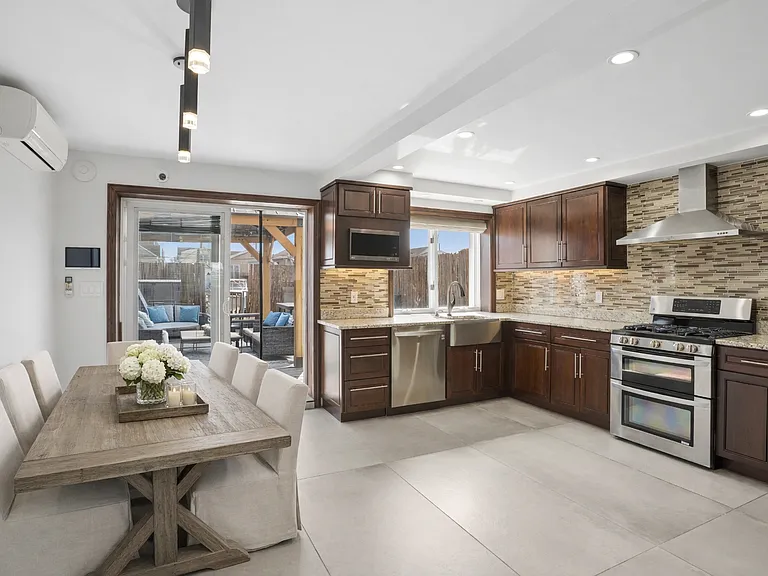 84 Gotham Ave — Photo 3