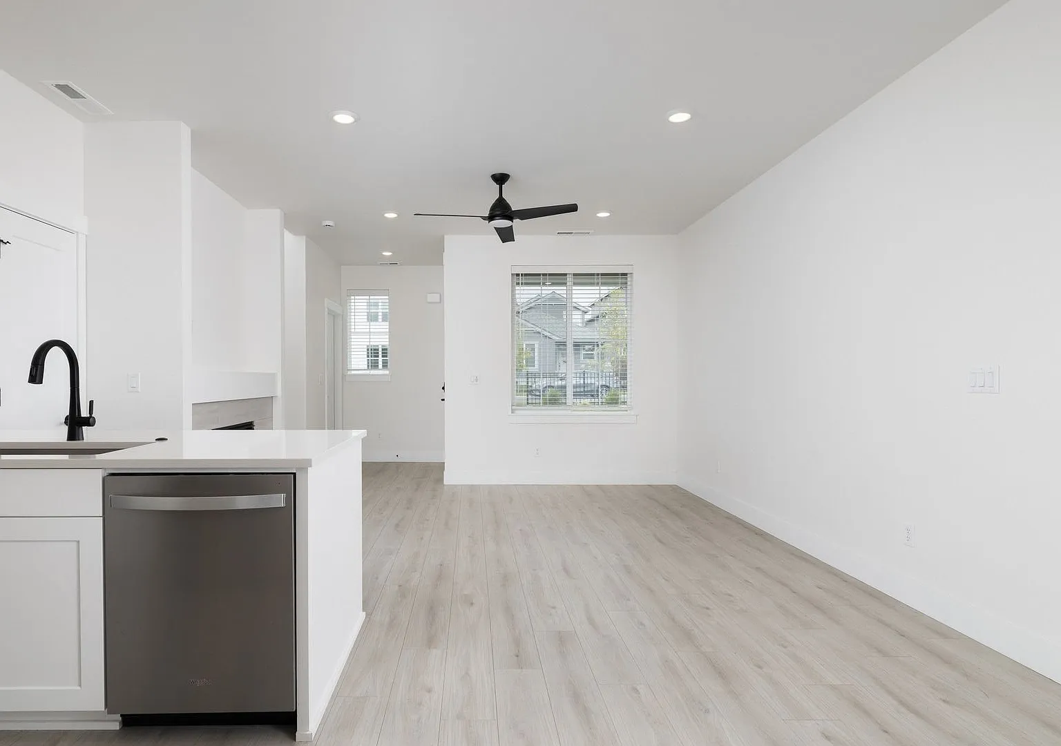 Modern 3 Bed 2.5 Bath Townhome with Resort-Style Amenities. Rent Credit & Pets OK! — Photo 4