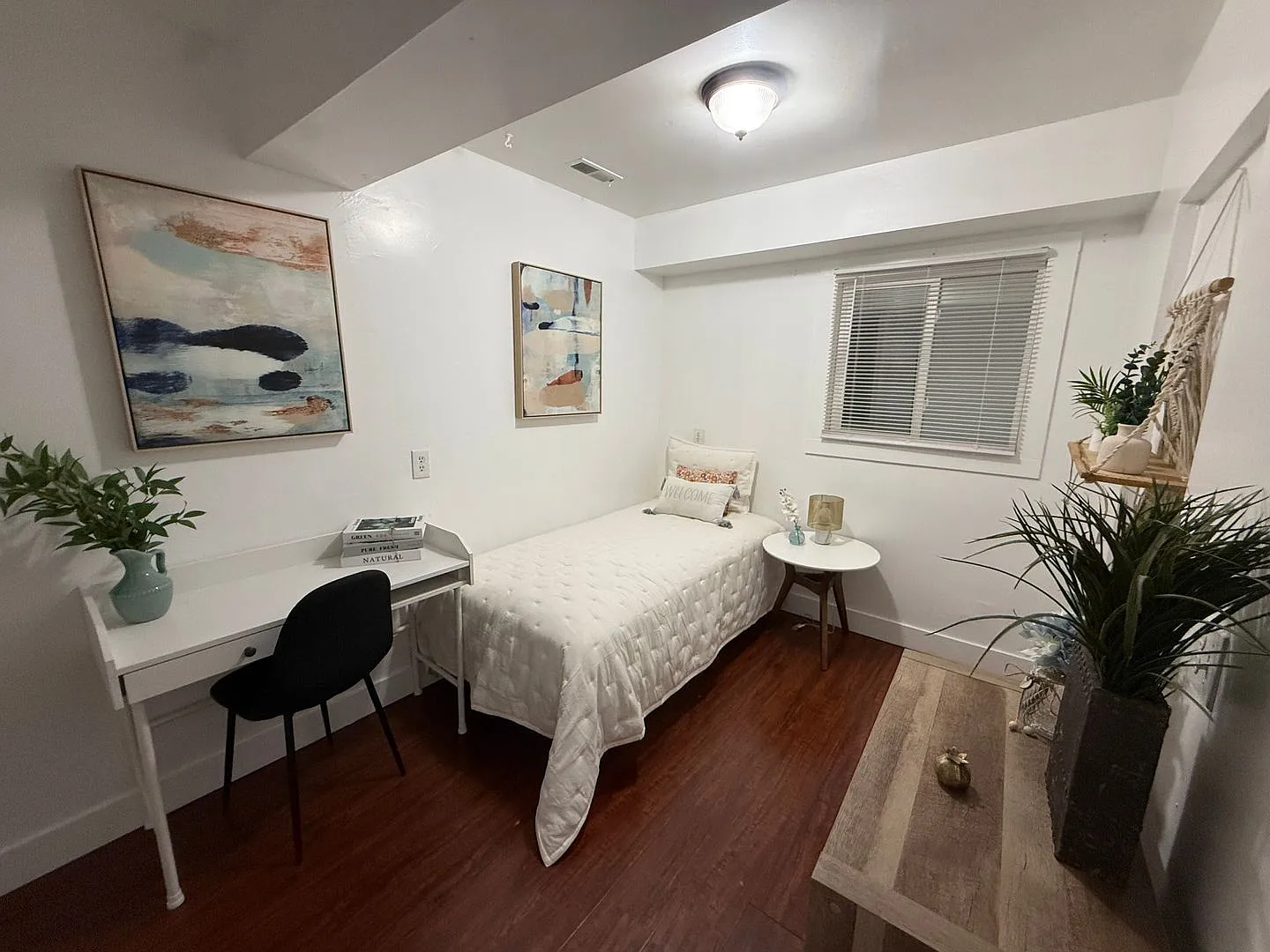 Affordable Furnished Girl Budget Room Downtown — Photo 2