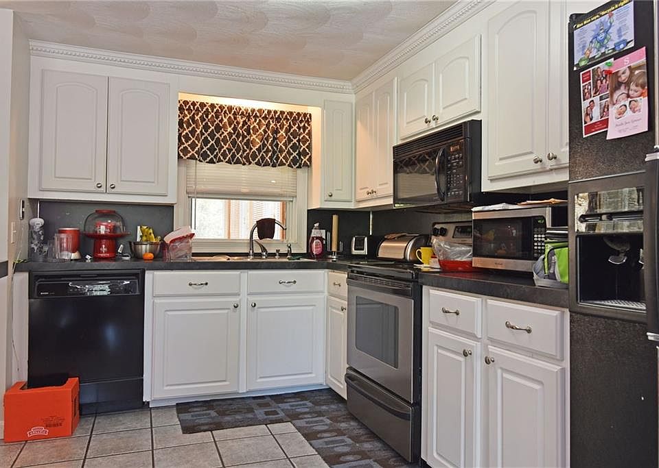 9 Bramble Ln, West Warwick, RI 02893 Zillow