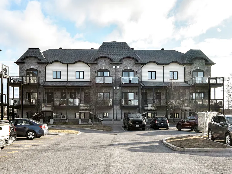 320 Lake Ave E — Photo 2