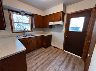 2401 Pebble Valley Rd, Waukesha, WI 53188