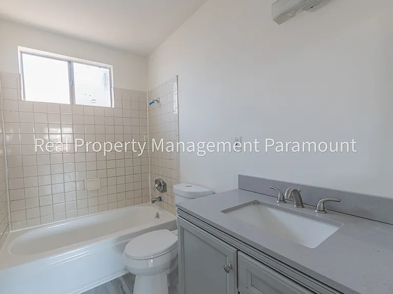 540 W Queen Street — Photo 15