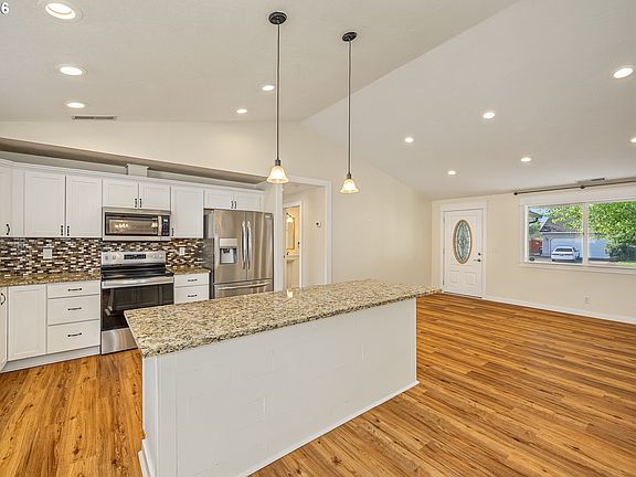 5th image of 3990 Douglas Dr