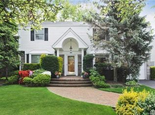 391 Coleridge Rd, Rockville Centre, NY 11570