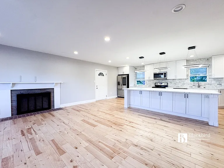 11901 Crestwood Ave S — Photo 3