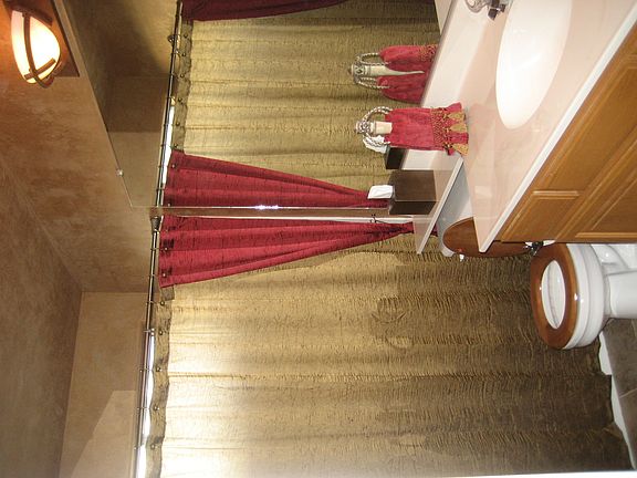 Bathroom (downstairs)