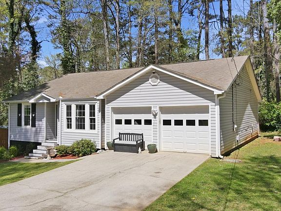 3rd image of 90 Chimney Rise Ct