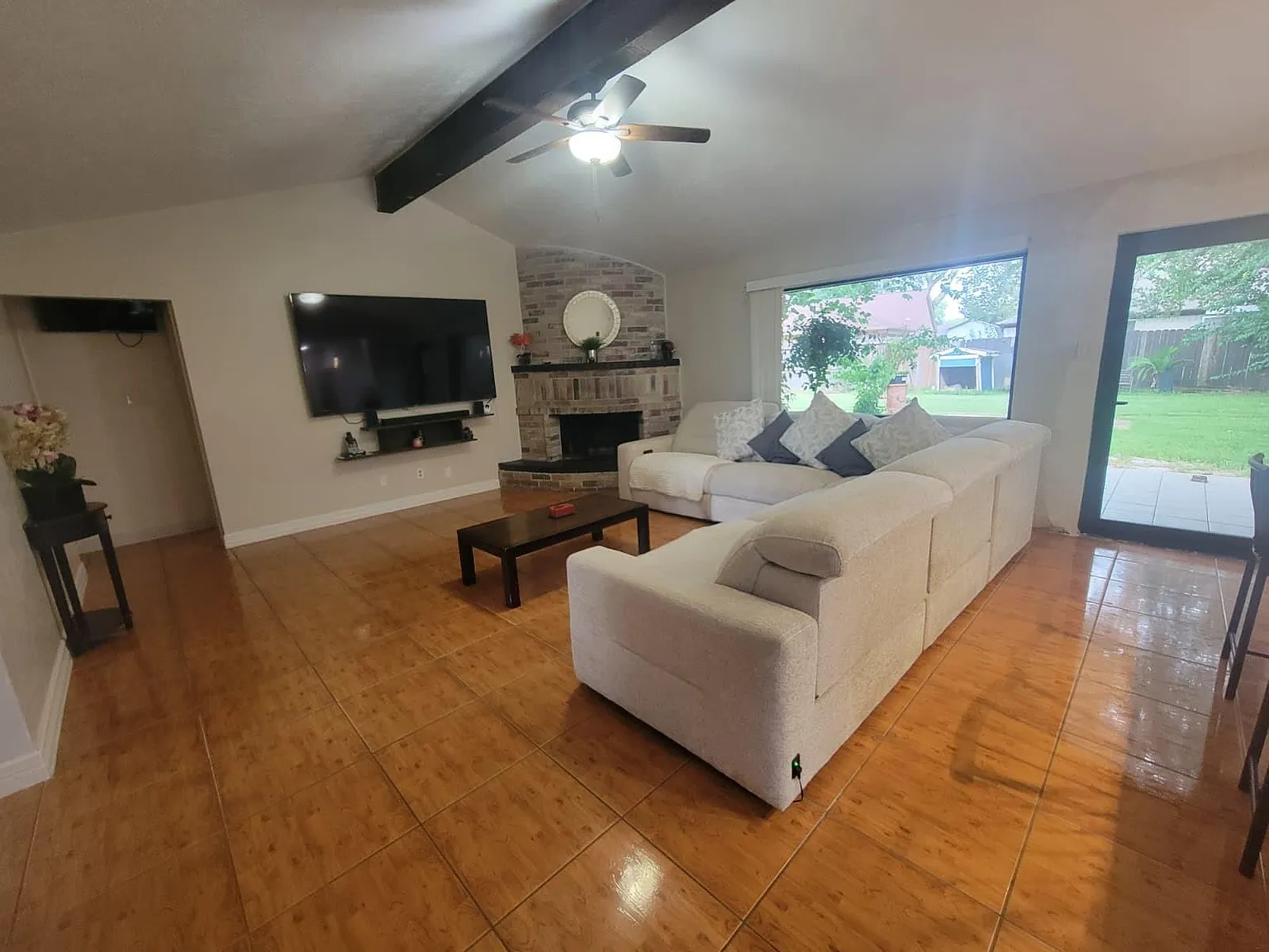 3 bed, 2.0 bath, 1392 sqft, $2,000 — Photo 2