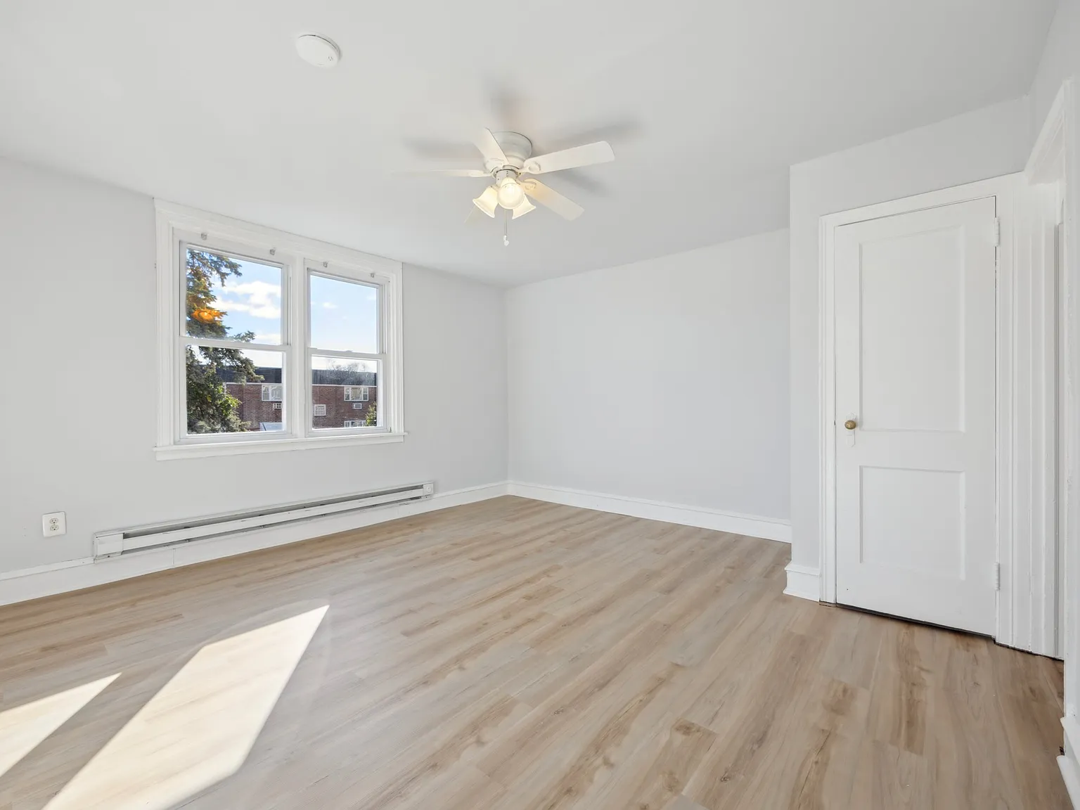 Beautiful Apartment Available Now! — Photo 4