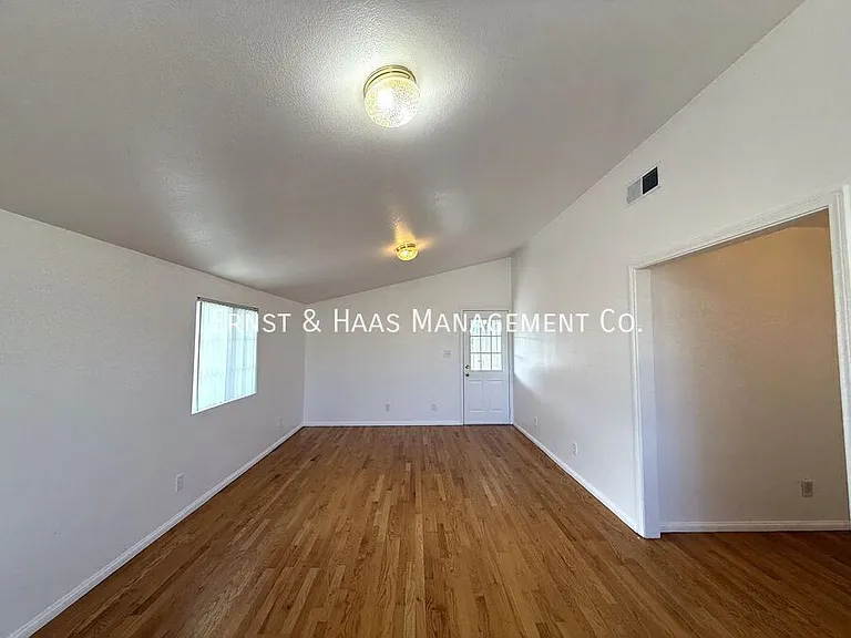 4723 Blackthorne Ave — Photo 26
