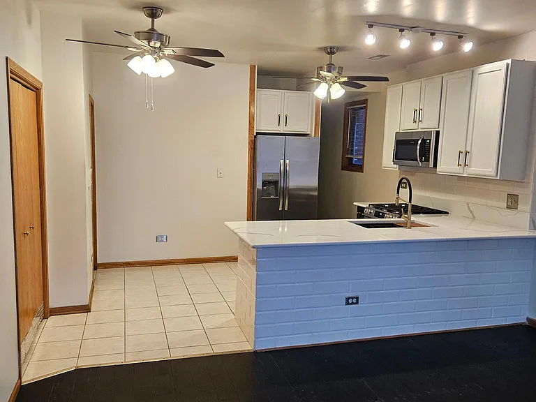 2446 W Arthington St #2 — Photo 9