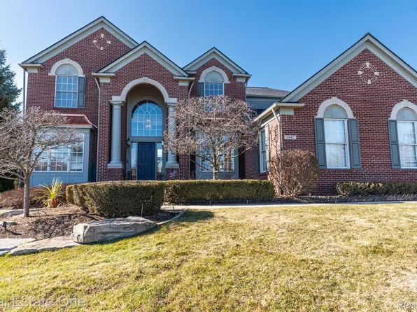 5942 Stonehaven Blvd, Rochester, MI 48306