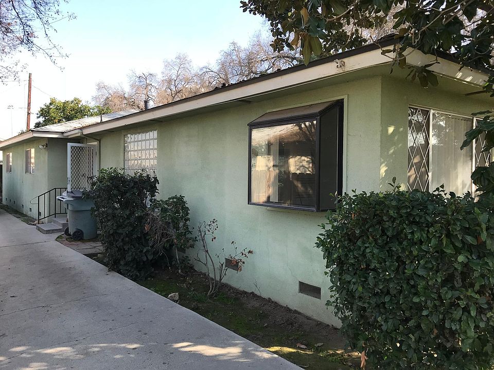 Driveway with side entrance to Laundry Room. No garage