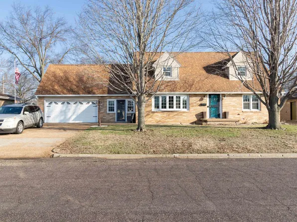 305 Delshire Ave, Pekin, IL 61554