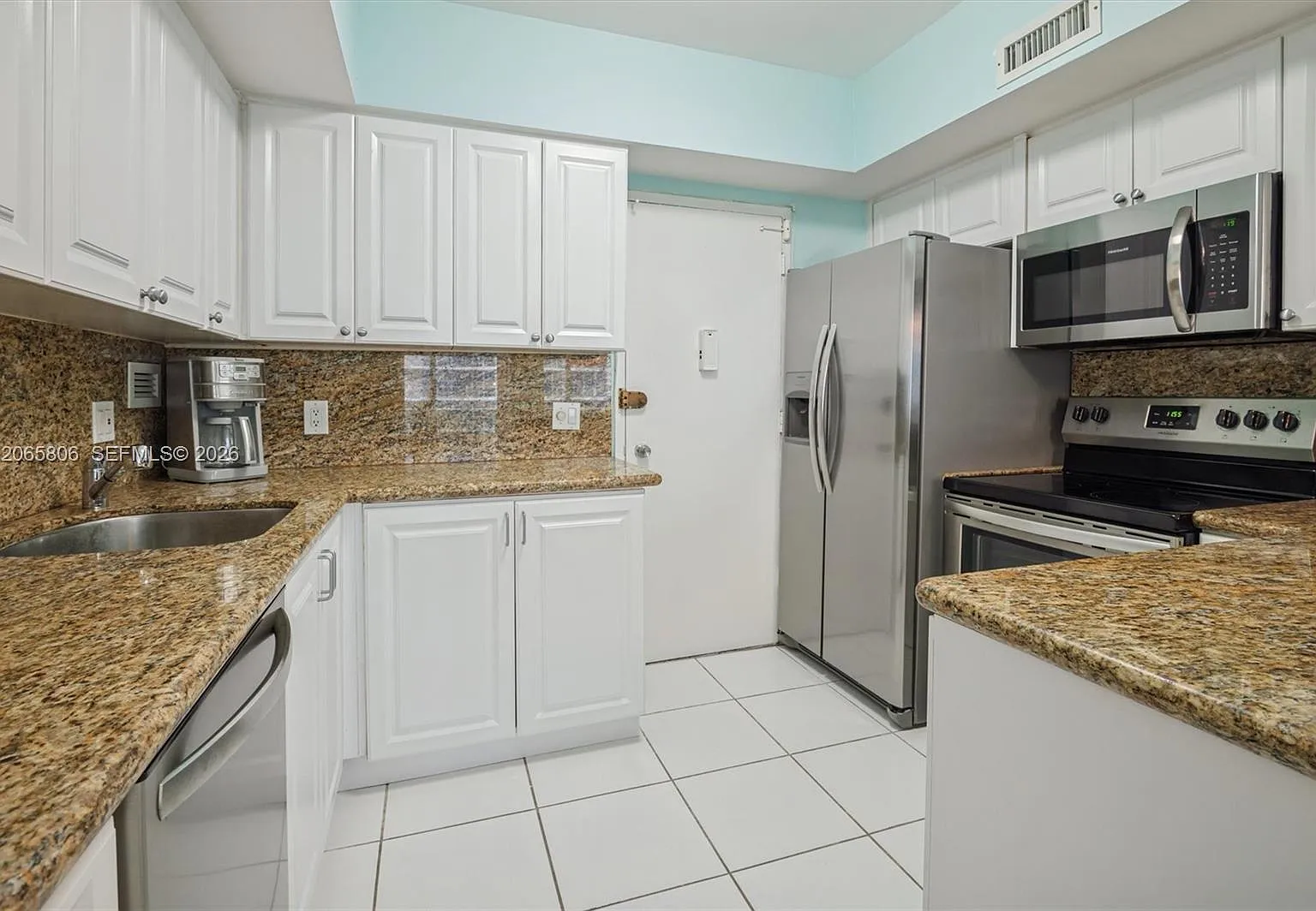 Alexander Towers Condo — Photo 3