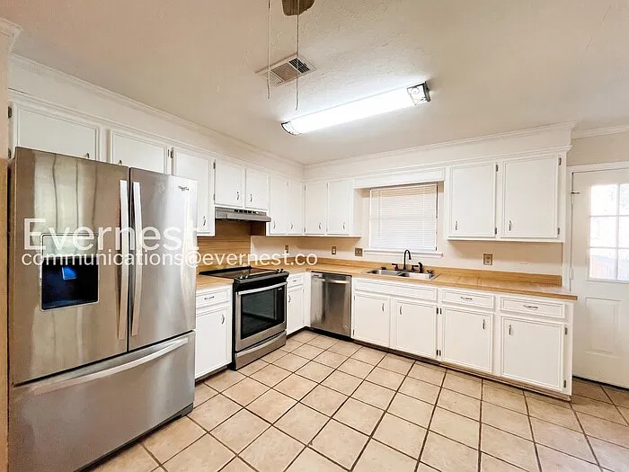 3 bed, 2.0 bath, 1500 sqft, $1,899 — Photo 4
