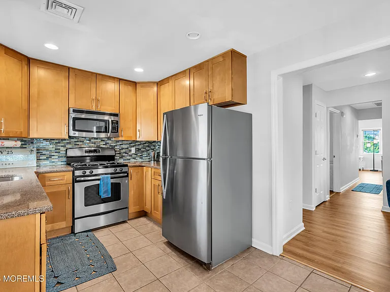27 Arnold Ave — Photo 23